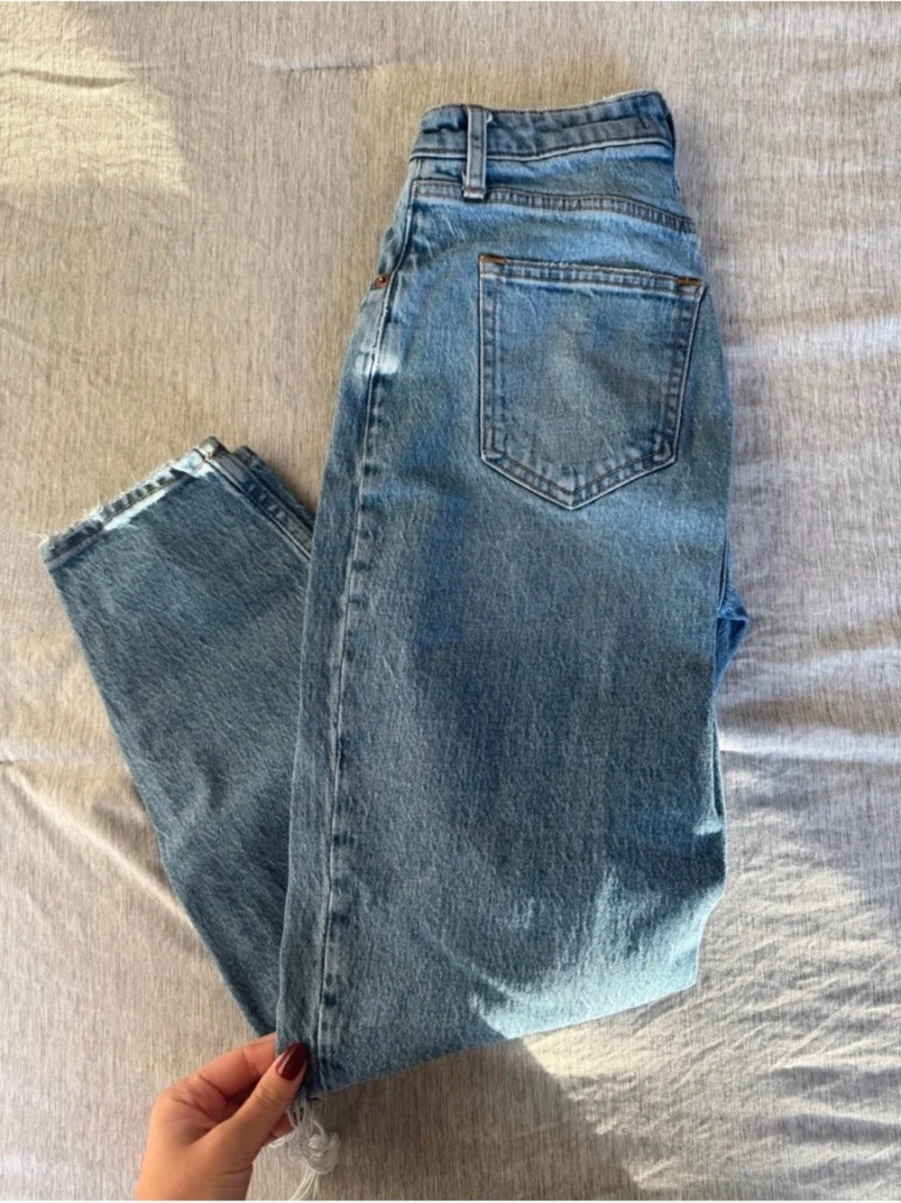 Abercrombie & Fitch Light Blue Distressed 80’s High Rise Mom Jeans - Picture 3 of 4